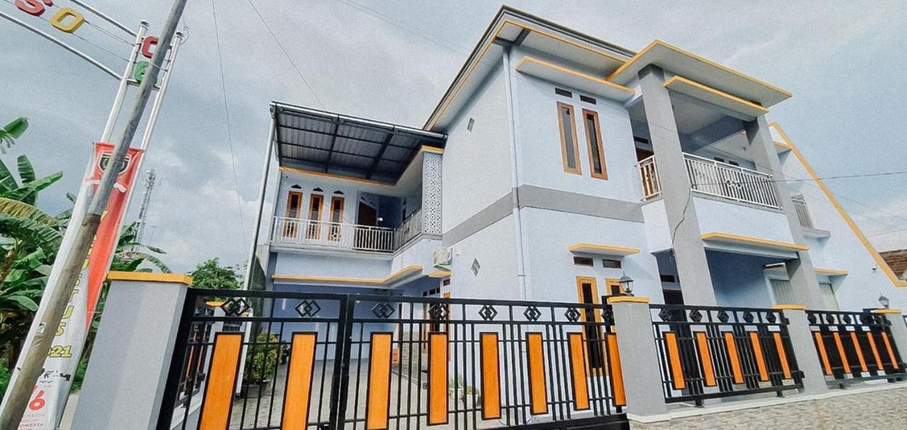 Griya Mbak Tafik Syariah Hotel Gendingan Exterior photo
